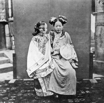 Manchu Dames, c.1867-72 door John Thomson